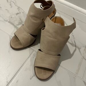 Elegant Tan Women's Sandals